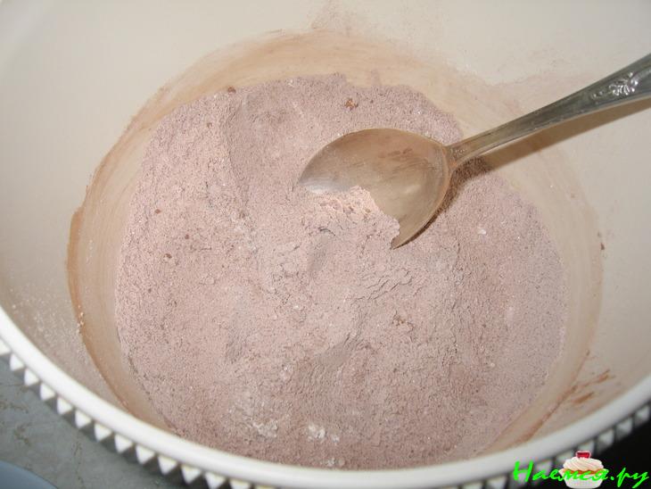 Шоколадные пирожные-жучки из свёклы "Съешь нас" с апельсиновой глазурью