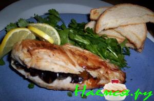 Куриная грудка фаршированная сладкой сливой с гренками