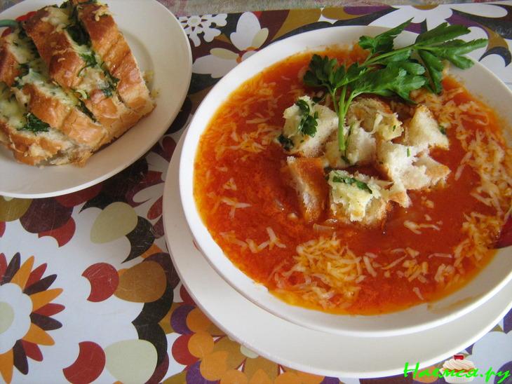 Томатный суп с сырно-чесночными гренками