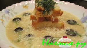 Куриный крем-суп с маслинами, лимоном и чесночными гренками