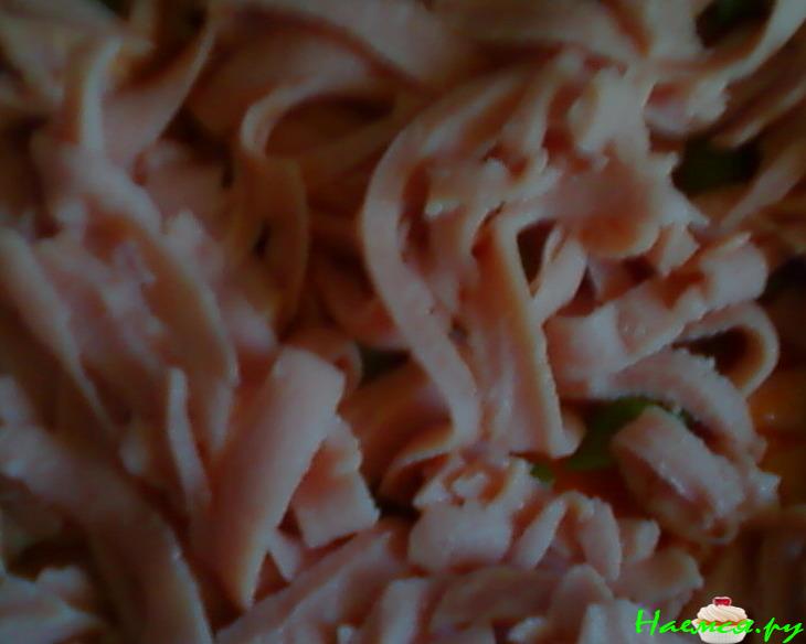 Мини-пицца с вареной колбаской и грибами