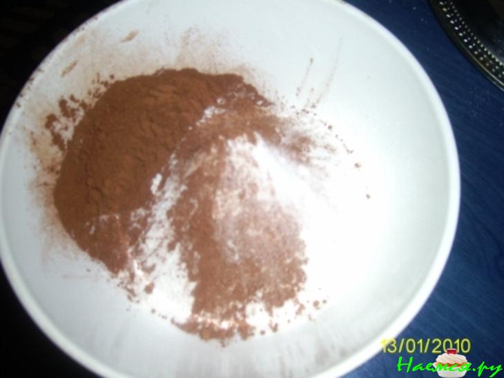 Шоколадное пирожное с желейной прослойкой