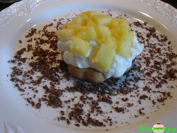 Десерт с песочным печеньем и фруктами