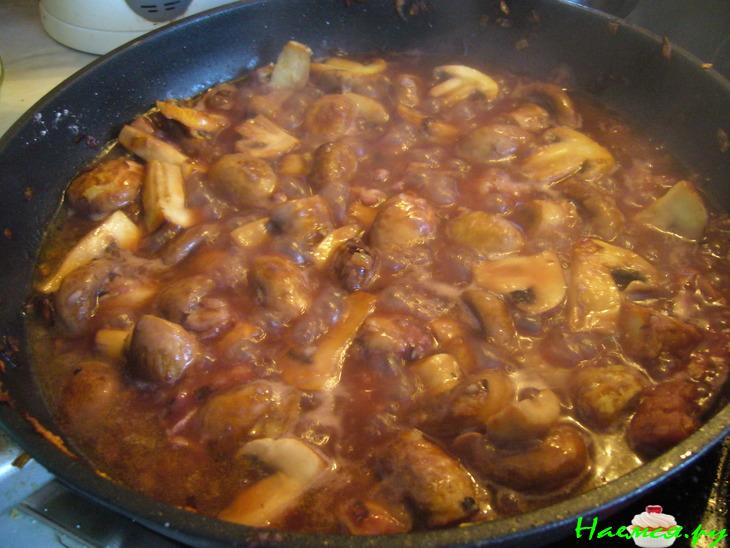 Скумбрия с шампиньонами в вине