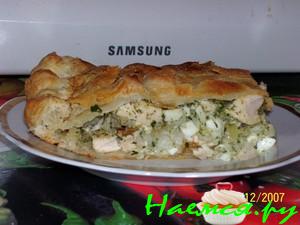 Слоеный пирог с курицей, рисом и яйцом