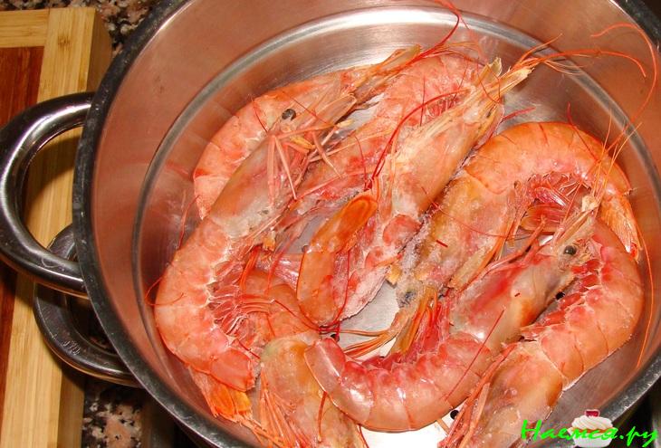 Коктейль с креветками, черной икрой и ананасом