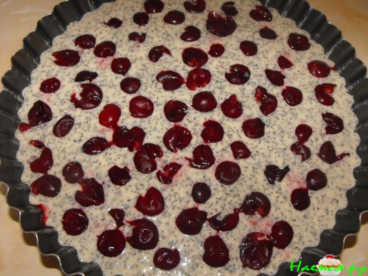 Пирог с маком и вишнями