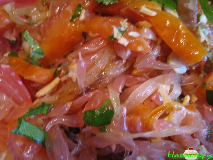 Салат с копченым лососем