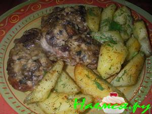 Свинина с шампиньонами и соусом из голубого сыра