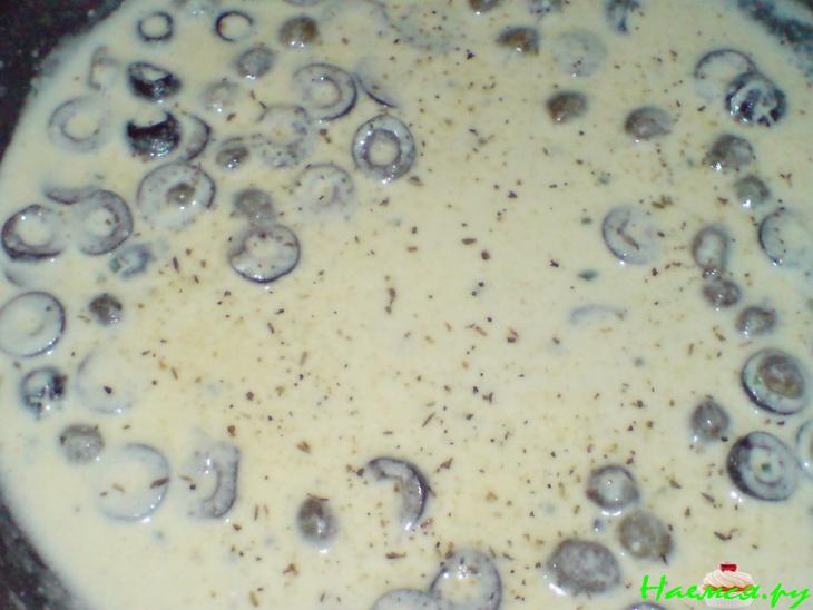 Рубленые котлеты из индейки со сметанно-маслиновым соусом