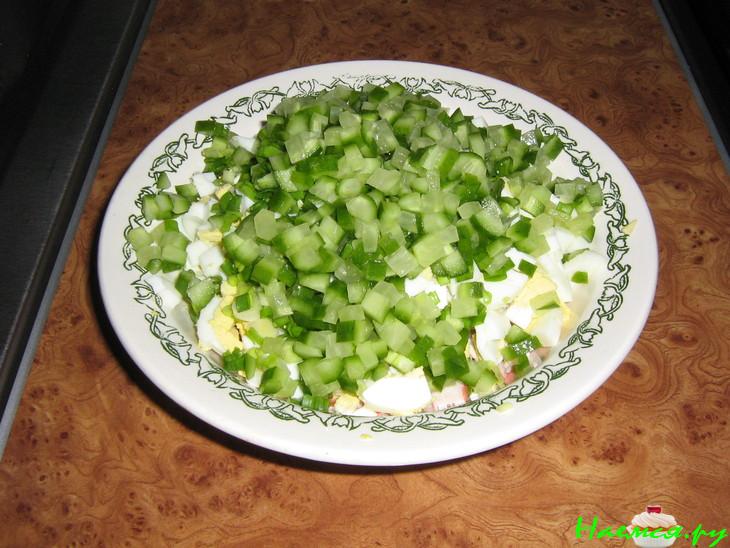 Салат "Праздничный" с крабовыми палочками и киви