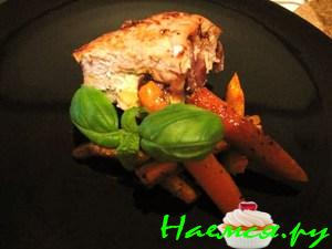 Мясо с начинкой и морковными палочками