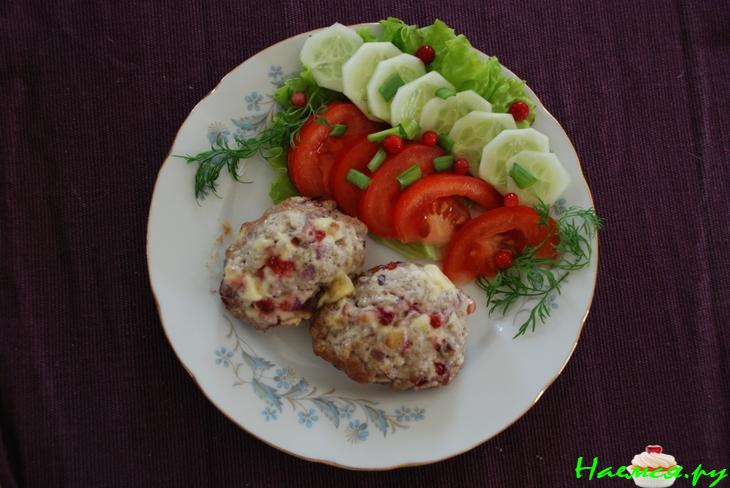 Котлеты из индейки с брусникой