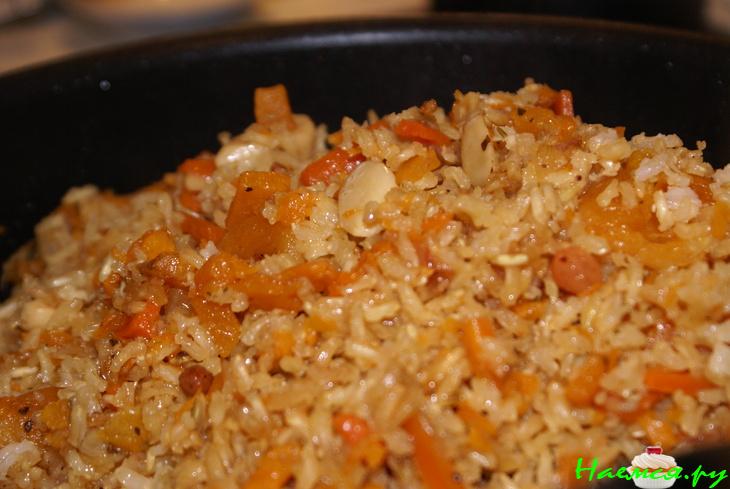 Плов из коричневого риса с тыквой, курагой и изюмом Плов из коричневого риса с тыквой, курагой и изюмом
