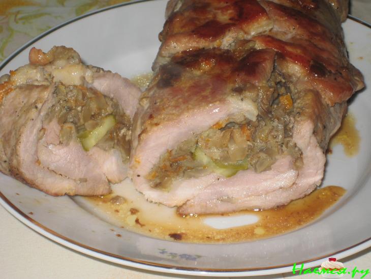 Свиной рулет с грибами и солеными огурцами