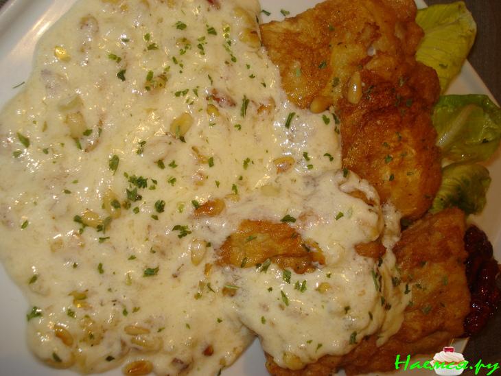 Рыба с сырным соусом и кедровыми орешками