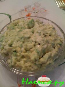 Салат из авокадо с йогуртовой заправкой