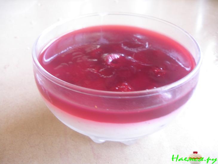 Летний кремовый легкий десерт из йогурта и ягодного желе