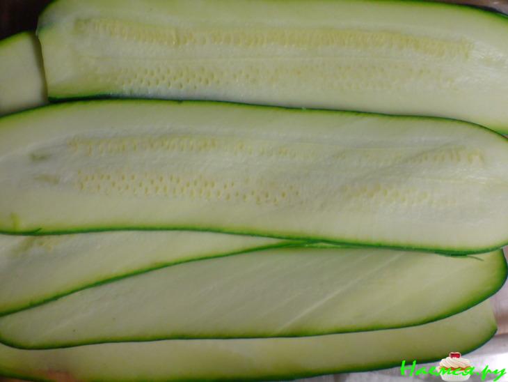 Рулеты из рыбы и цуккини с овощами