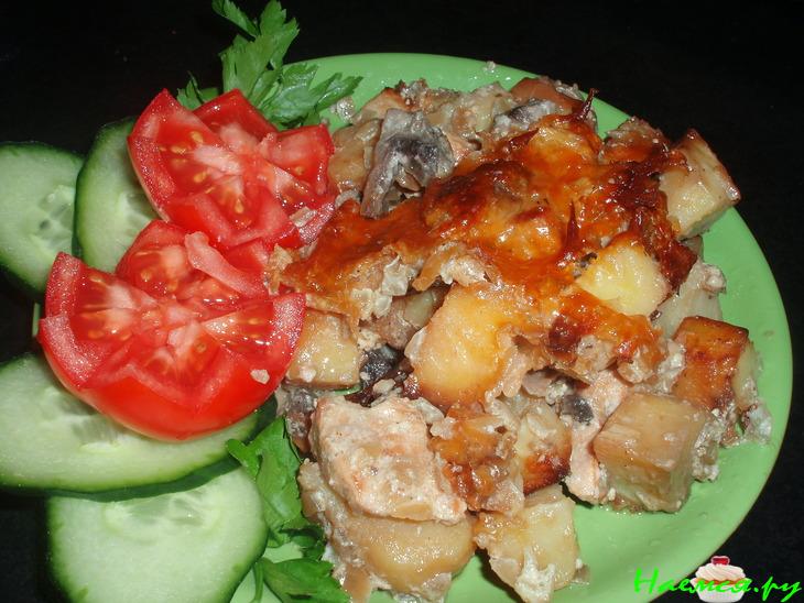 Картофель в горшочке с мясом и грибами