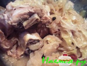 Рулька тушенная с квашеной капустой