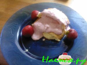 Творожный рулет с клубничным соусом