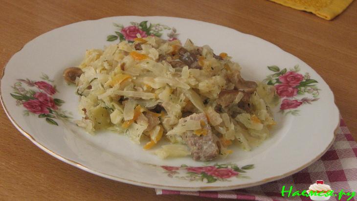Капустка тушеная с грибами и свининкой