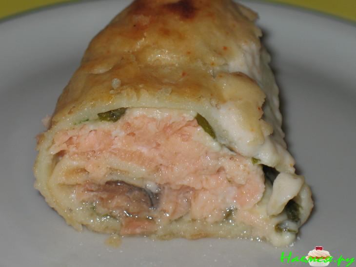 Блинчики с лососем и шпинатом в креветочном соусе