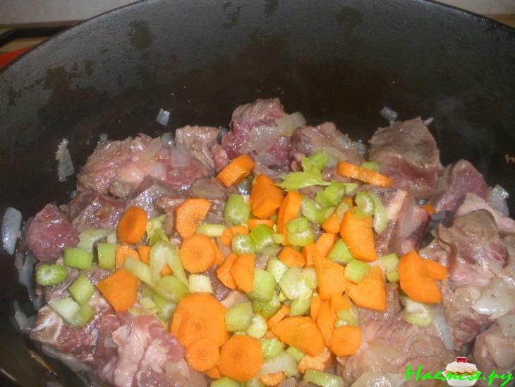 Говядина с перловой крупой и горчично-сырными кнедликами