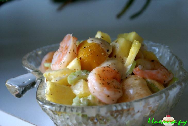 Салат-коктейль с креветками, фруктами и сельдереем