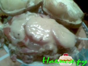 Мясо, запеченное с помидорами и ветчиной
