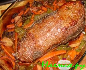 Рулет из говядины с овощами, айвой и виноградом