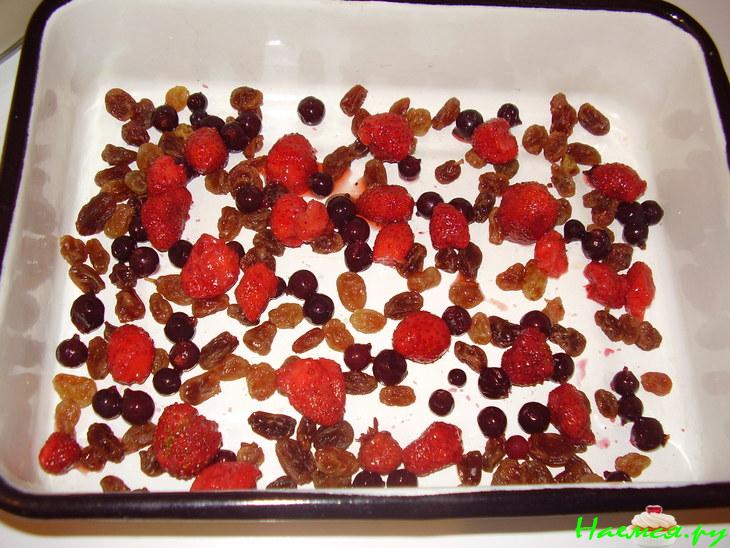 Десерт творожный с фруктами и орехами