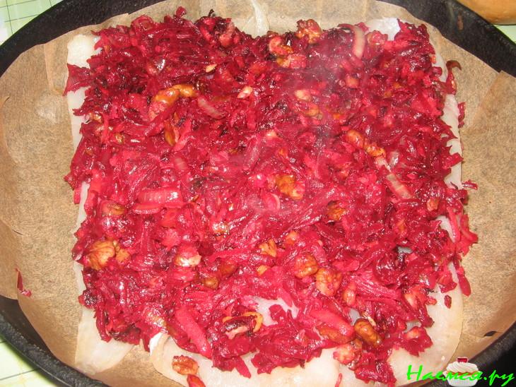 Рыба запеченная под свеклой с грецкими орехами