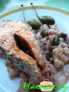 Форель на подушке из свинины с луком и вином Форель на подушке из свинины с луком и вином