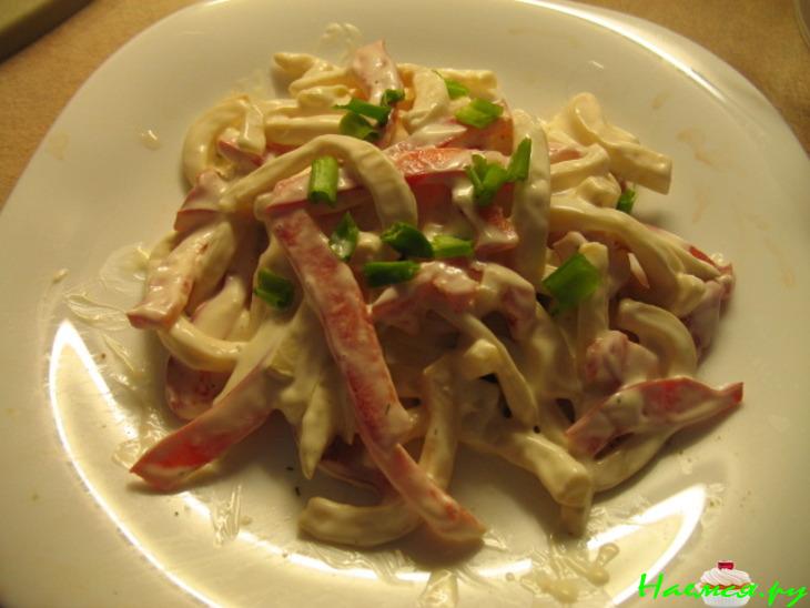 Салат с кальмарами и зеленым яблоком