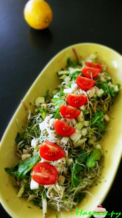 Салат с кольраби и пророщенными семенами