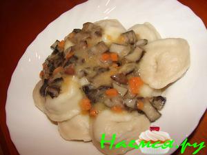 Картофельное тесто для пельменей и пельмени с грибной подливкой!