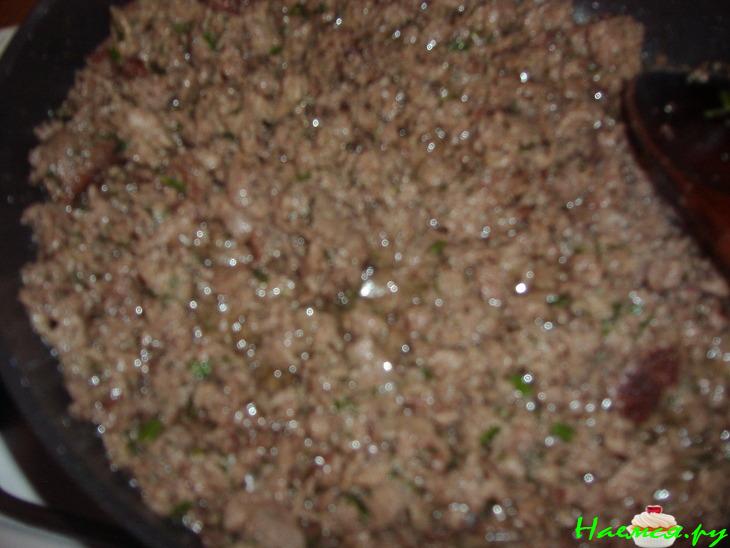 Паста с мясным фаршем и грибами в сметанном соусе