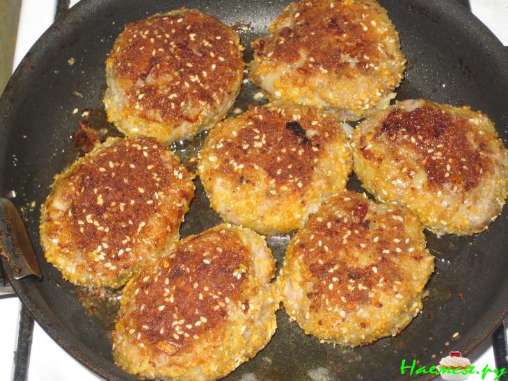 Котлеты из конины в кунжуте