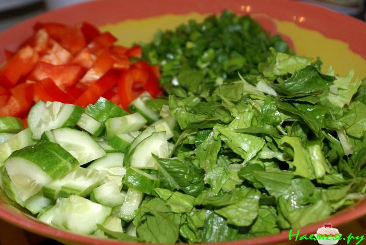 Салат с мягким сыром и кисло-сладкой заправкой