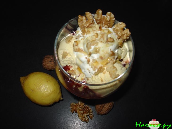 Десерт из авокадо, малины и мороженного Десерт из авокадо, малины и мороженного