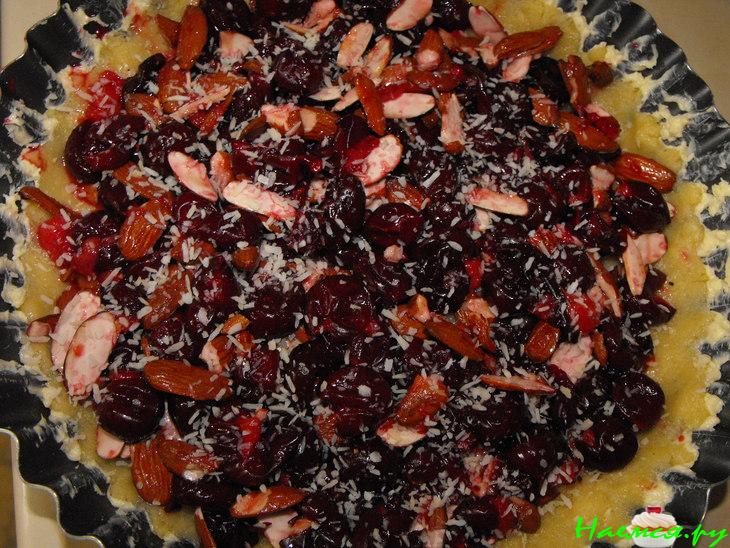 Открытый вишневый пирог с миндалем