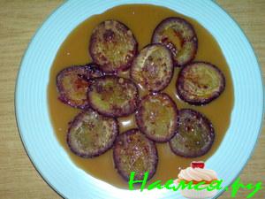 Запечённые сливы в карамельном соусе