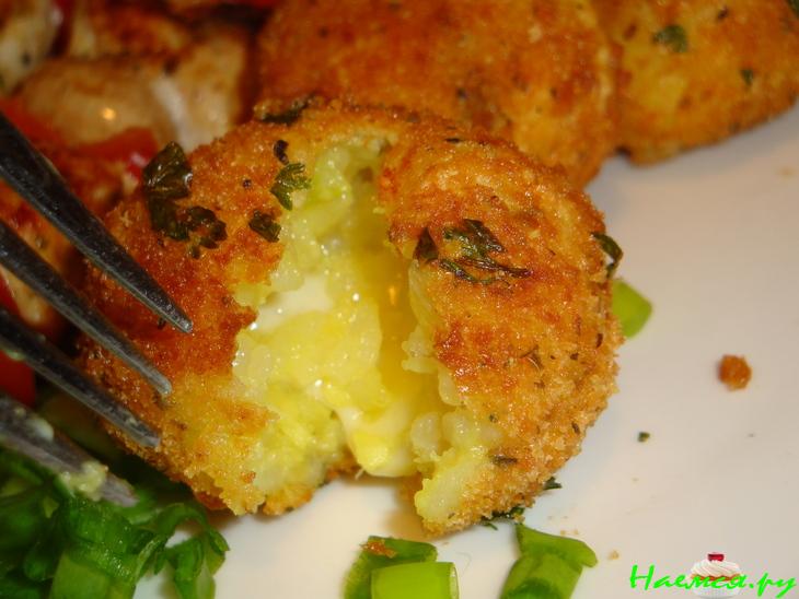 Хрустящие рисовые шарики с моцареллой