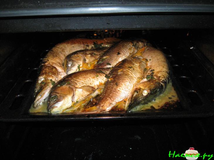 Фаршированная рыба с базиликом и чесноком Фаршированная рыба с базиликом и чесноком