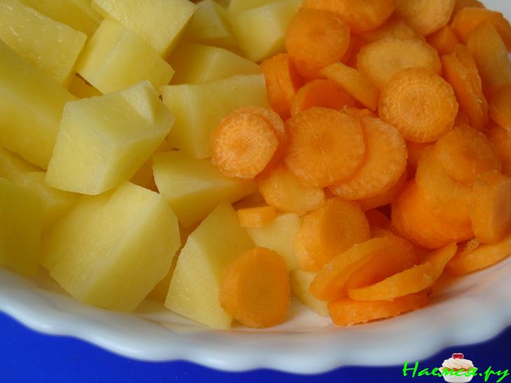 Густой суп со свининой и яблоками