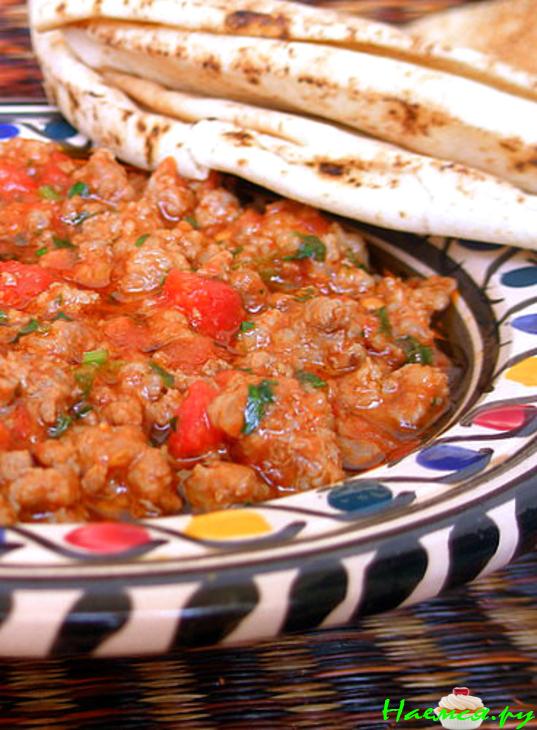 Мясной фарш с чили перчиком и томатами