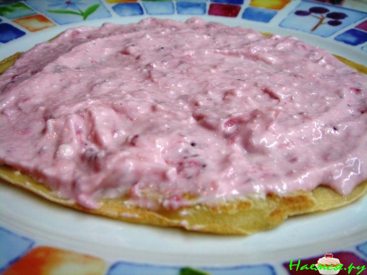 Творожно-клубничный блинный торт