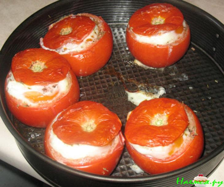 Печёные помидоры с курицей и яйцом
